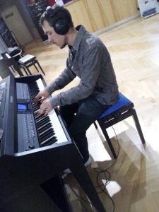 ceequ-pianoplayin-3